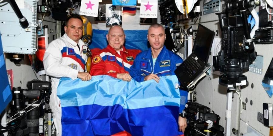 Russische ISS-Kosmonauten mit Separatistenflagge