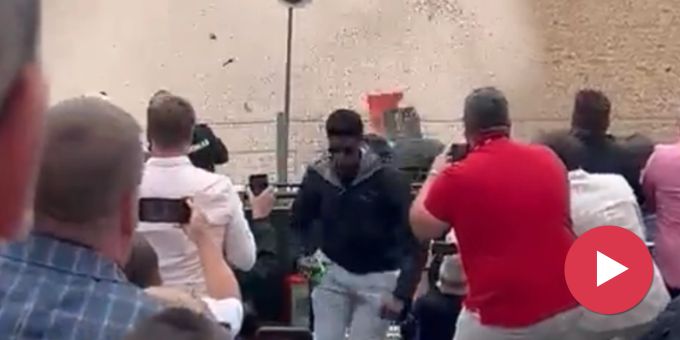 Zhou fliegt an Zaun - F1-Fans flüchten bei Mega-Crash von Tribüne