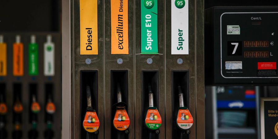 Blick auf die Zapfsäulen einer Tankstelle.