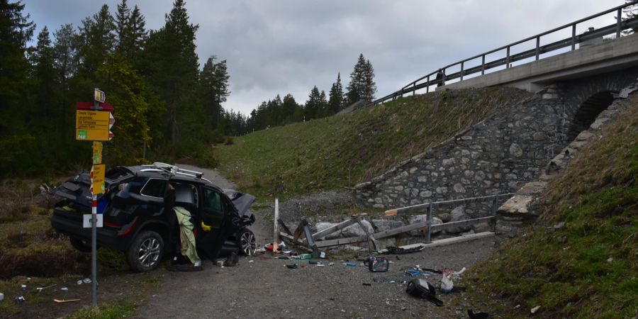 Lantsch / Lenz: Personenwagen stürzt von der Strasse