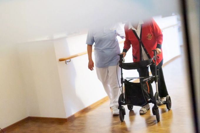 Aktivierung spielt auch im Pflegeheim eine Rolle. Von den Pflegern dort, die auf Demenz spezialisiert sind, können Angehörige viel lernen. Gang Rollator Frau Pflegekraft