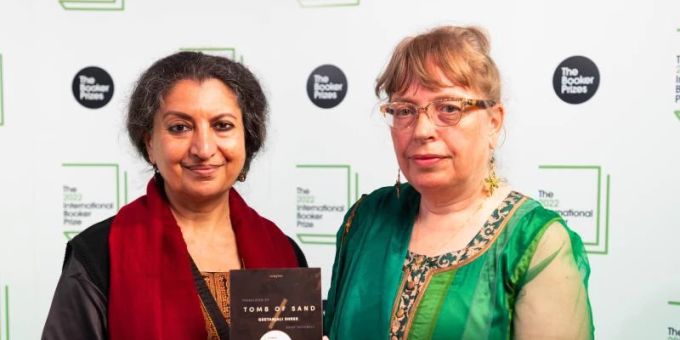 Die Autorin Geetanjali Shree und die Übersetzerin Daisy Rockwell.