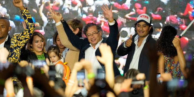 Gustavo Petro (M), Präsidentschaftskandidat der Koalition des Historischen Paktes, winkt am Wahlabend in Bogota seinen Anhängern. Gustavo Petro (M), Präsidentschaftskandidat der Koalition des Historischen Paktes, winkt am Wahlabend in Bogota seinen Anhängern.
