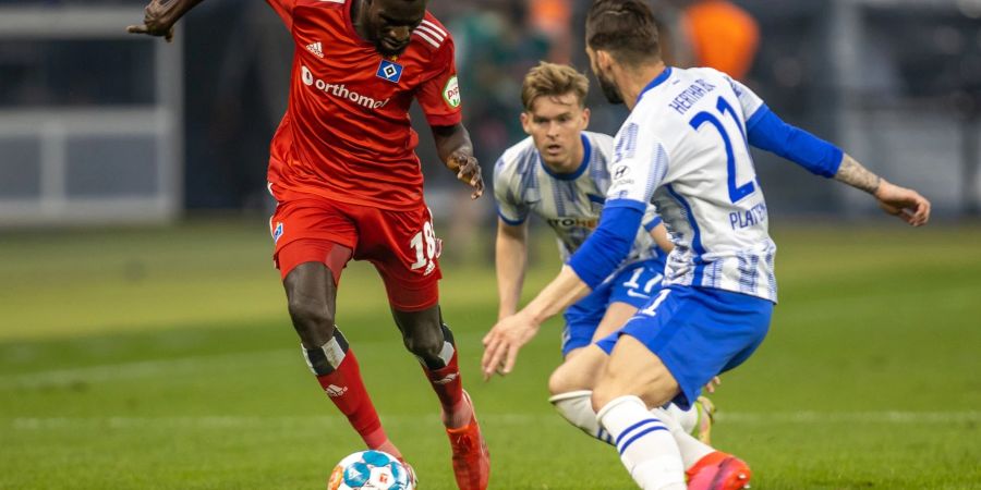 Offensivspieler Bakery Jatta (l) wird dem HSV vorerst fehlen.