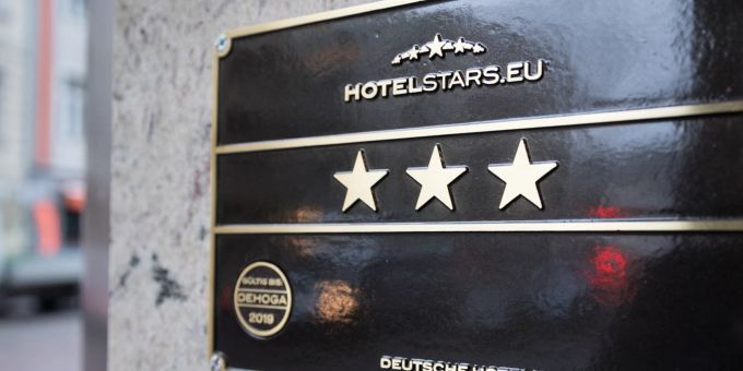: Hotelsterne werden in Deutschland nach 247 Kriterien vergeben. Dem Klassifizierungssystem der Hotelstars Union haben sich 19 Länder angeschlossen. Hotelsterne Plakette drei Hotelklassifizierung