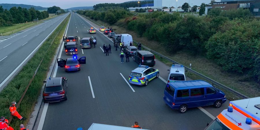 Vollsperrung der A 9 nach dem Angriff in einem Reisebus.