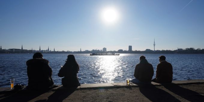 Die Aussenalster ist perfekt, um ein Bier in der Frühlingssonne zu geniessen. Alster Ufer BIer Menschen Schiff Skyline
