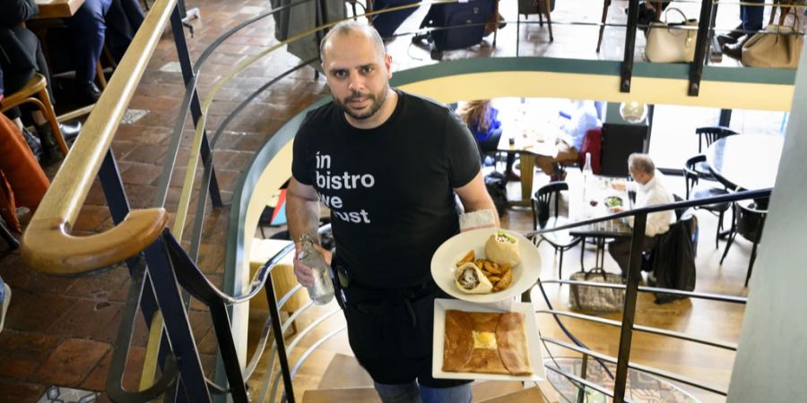 Betriebe müssen ihre Öffnungszeiten deswegen oft anpassen.