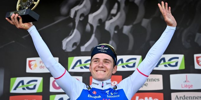 Remco Evenepoel aus Belgien vom Team Quick-Step Alpha Vinyl feiert seinen Sieg auf dem Podium. Remco Evenepoel aus Belgien vom Team Quick-Step Alpha Vinyl feiert seinen Sieg auf dem Podium.