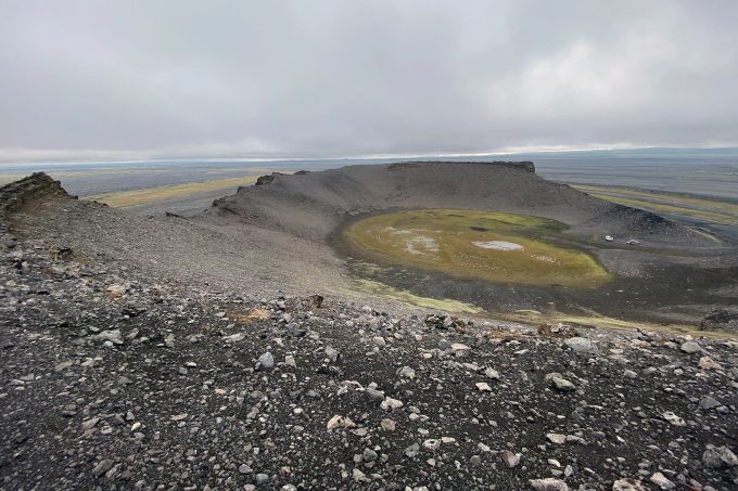 Mondlandschaft im Nirgendwo: Das Vulkansystem von Askja besteht aus mindestens drei ineinander verschachtelten Kratern. Krater Felsen Steine Vulkan