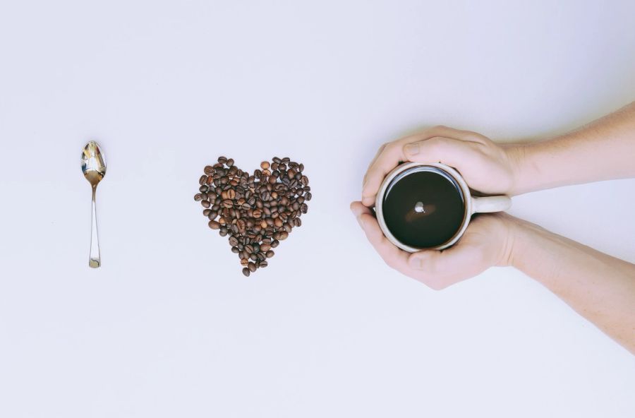 Hand Tasse Kaffee Löffel Herz Kaffeebohnen