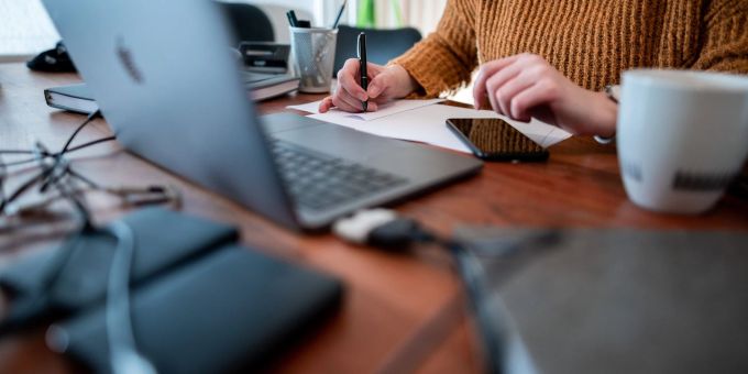 Laut einer neuen Gesetzesnovelle soll sich auch eine GmbH künftig per Online-Beglaubigung gründen lassen. Laut einer neuen Gesetzesnovelle soll sich auch eine GmbH künftig per Online-Beglaubigung gründen lassen.