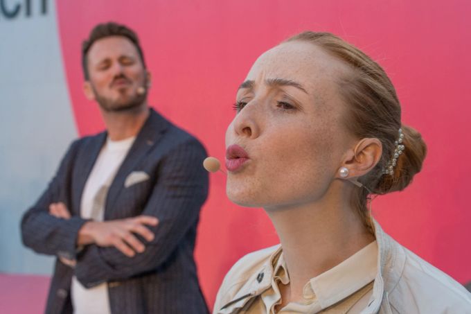 Tamara (Tiziana Schneider) und Magnus (Marc Schiess) üben das Kussmündchen. theater gurten