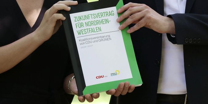 Ministerpräsident Hendrik Wüst (r.) und die Grünen-Vorsitzende Mona Neubaur stellen den Koalitionsvertrag von Schwarz-Grün in NRW vor. Ministerpräsident Hendrik Wüst (r.) und die Grünen-Vorsitzende Mona Neubaur stellen den Koalitionsvertrag von Schwarz-Grün in NRW vor.