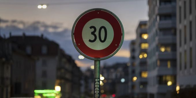 Ein Verkehrsschild, das auf eine Tempo-30-Zone hindeutet. (Symbolbild) tempo-30-zone