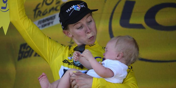 Lorena Wiebes trägt als erste Frau das Maillot Jaune der Tour de France Femmes. Tour de France Femmes