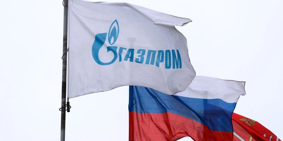 Eine Flagge mit dem Gazprom-Logo weht an einer Niederlassung des russischen Staatskonzerns.