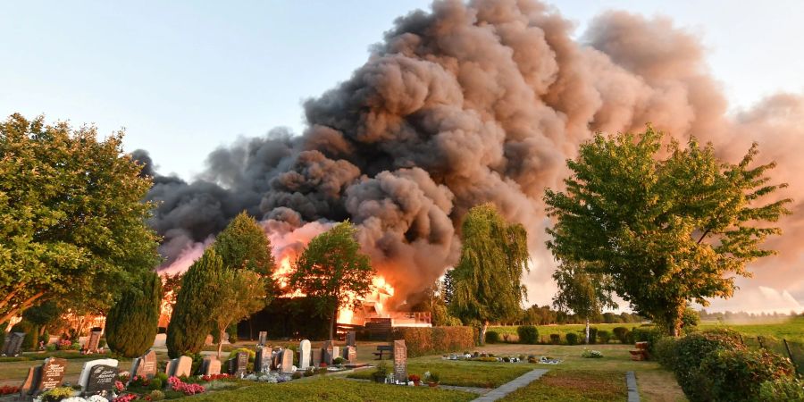 Eine grosse Rauchwolke bei einem Brand von mehreren Lagerhallen im niedersächischen Peine.