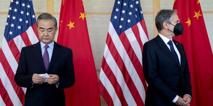 Chinas Aussenminister Wang Yi (l) und sein US-Amtskollege Antony Blinken (r) am Samstag in Bali, Indonesien. (Stefani Reynolds/Pool Photo via AP) blinken