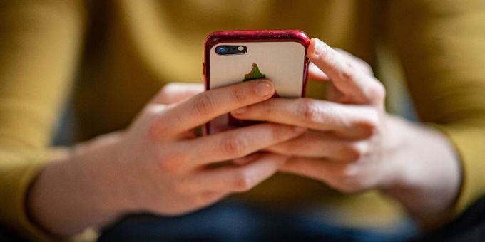 Forscher der Uni Bochum haben herausgefunden, dass eine Reduktion der täglichen Smartphone-Nutzung positive Folgen für unser Wohlbefinden hat. Forscher der Uni Bochum haben herausgefunden, dass eine Reduktion der täglichen Smartphone-Nutzung positive Folgen für unser Wohlbefinden hat.