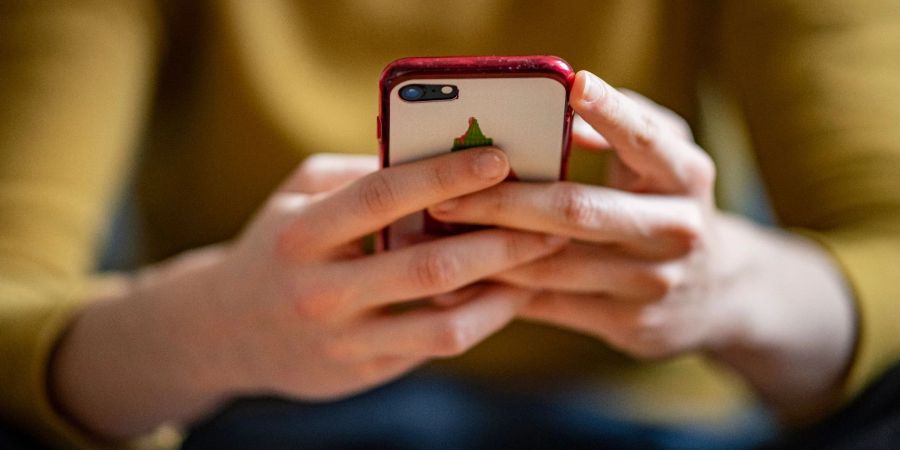 Forscher der Uni Bochum haben herausgefunden, dass eine Reduktion der täglichen Smartphone-Nutzung positive Folgen für unser Wohlbefinden hat.