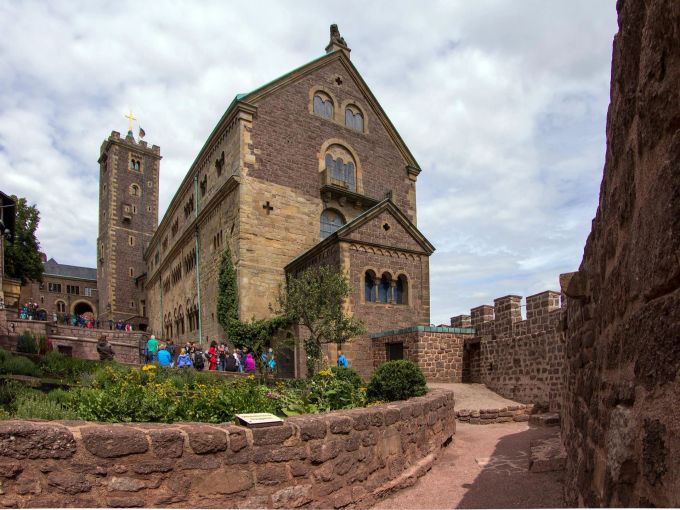 Die Wartburg in Thüringen lässt Martin Luthers Geschichte aufleben. Wartburg Besuchergruppe Steine Innenhof