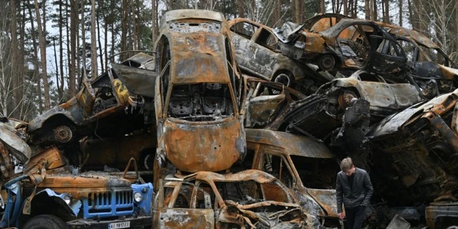 Zerstörte Fahreuge in Irpin in der Ukraine