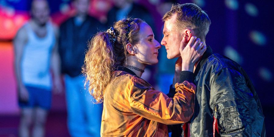 Die Schauspieler Annika Hauffe und Oscar Hoppe im Stück «Nullerjahre» am Mecklenburgischen Staatstheater.