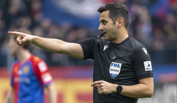 Schiedsrichter Fedayi San im Spiel zwischen dem FC Basel und dem FC St.Gallen in der Super League. Fedayi San FCB FCSG