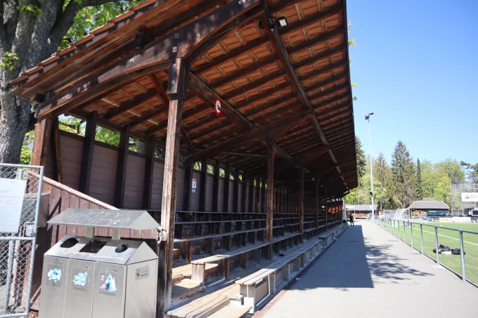 Tribünen Sportplatz Spitalacker Spitz in der Stadt Bern - von hier aus lässt es sich gut den FC Breitenrain anfeuern. Tribünen Sportplatz Spitalacker Spitz in der Stadt Bern - von hier aus lässt es sich gut den FC Breitenrain anfeuern.