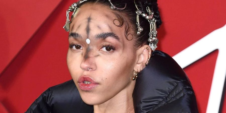 Die Sängerin FKA twigs bei den Fashion Awards 2022 in London.