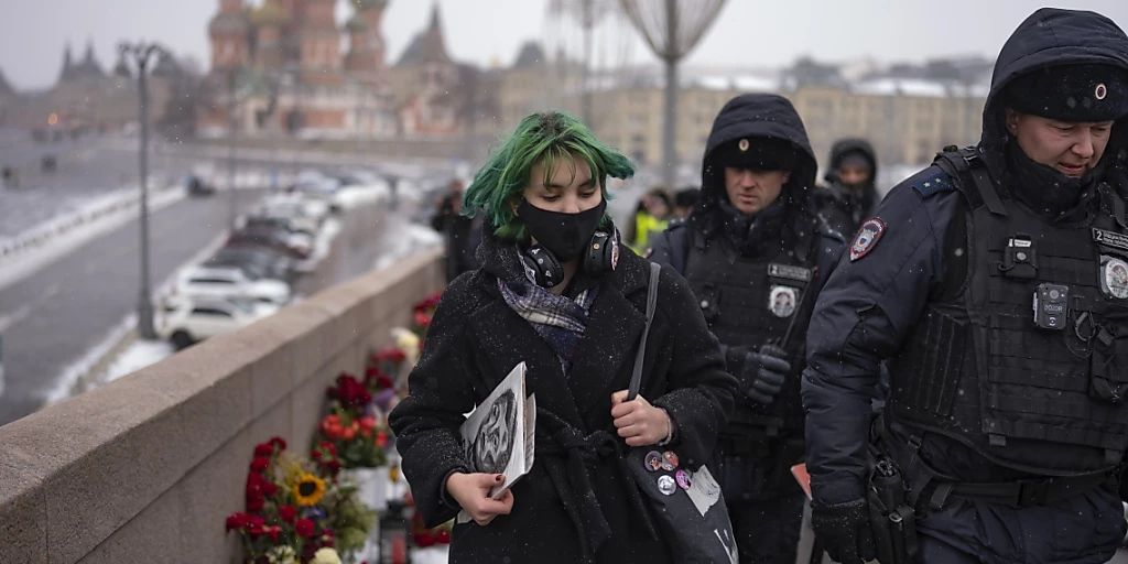 Blumen am Kreml Moskauer gedenken des Kremlkritikers Nemzow
