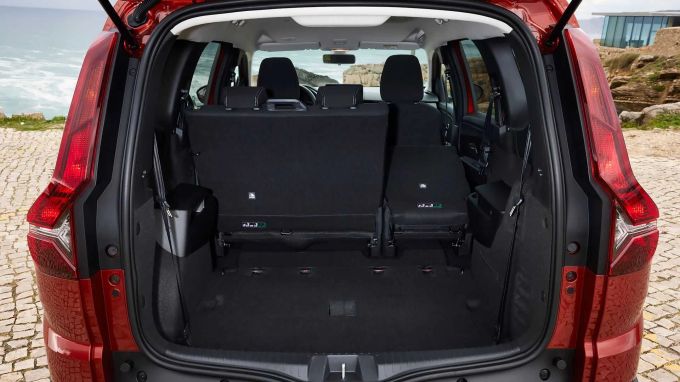 Auch der Hybrid packt bei Bedarf über zwei Kubikmeter weg 2023 Dacia Jogger Hybrid