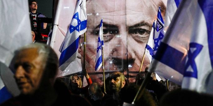 Demonstranten nehmen mit israelischen Fahnen an einem Protest gegen die Pläne der israelischen Regierung teil. Demonstranten nehmen mit israelischen Fahnen an einem Protest gegen die Pläne der israelischen Regierung teil.