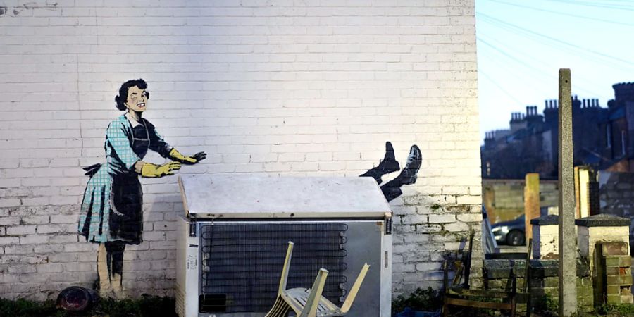 Viele seiner Werke entstehen illegal auf Hauswänden, Brücken oder Mauern in Städten rund um die Welt.