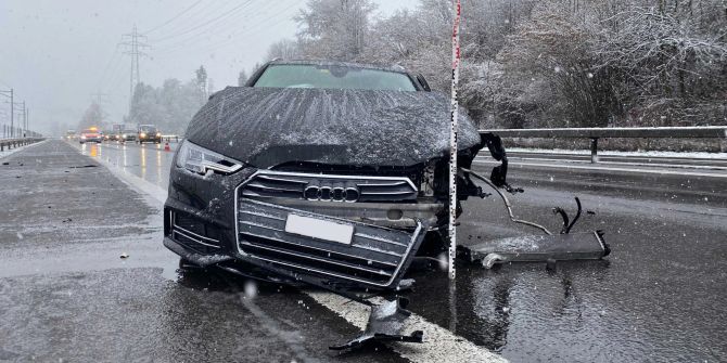 Risch Rotkreuz: Selbstunfall auf der Autobahn