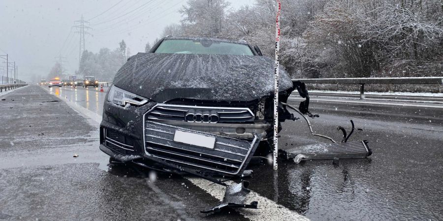 Risch Rotkreuz: Selbstunfall auf der Autobahn