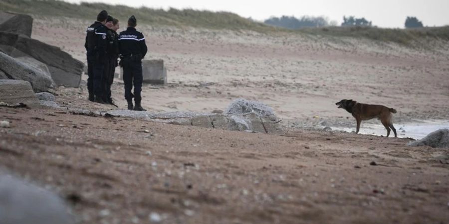 Suche nach Drogen an französischem Strand