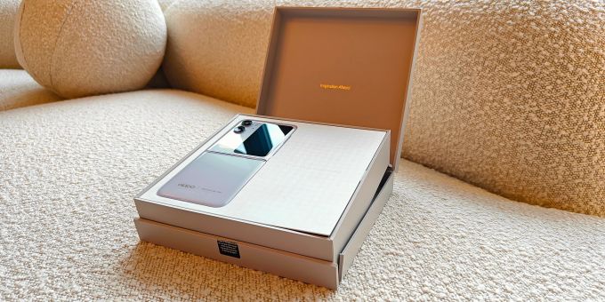 So edel wie das Phone ist auch die Verpackung des Oppo Find N2 Flip. Oppo Find N2 Flip