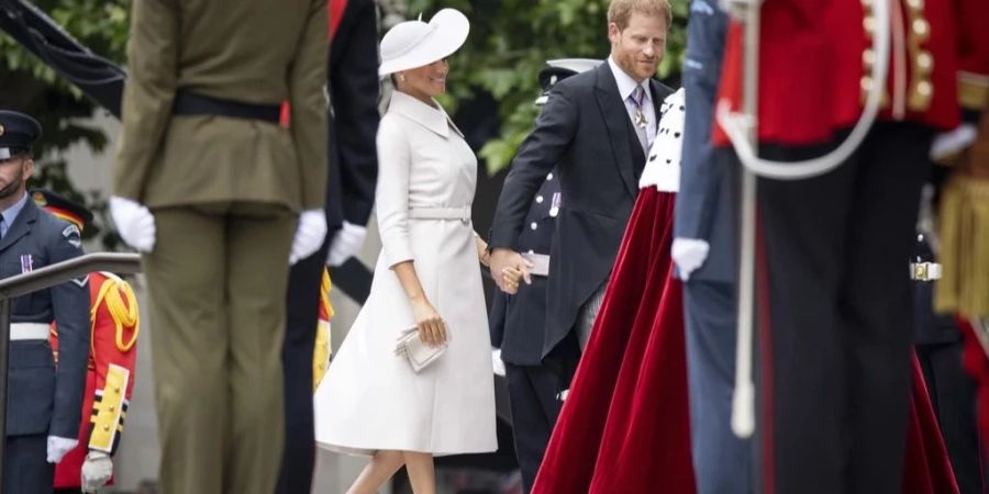 Harry kommt ohne seine Frau zur Krönung.