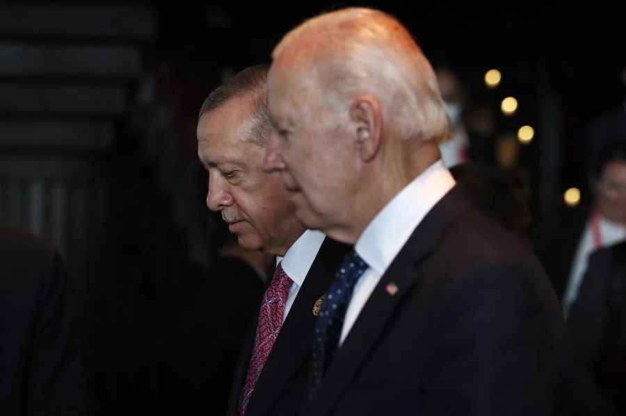 Politische Spannungen zwischen der Türkei und dem Westen gebe es schon seit Jahren. Abgebildet: Der türkische Präsident Recep Tayyip Erdogan (links) und sein US-Amtskollege Joe Biden.