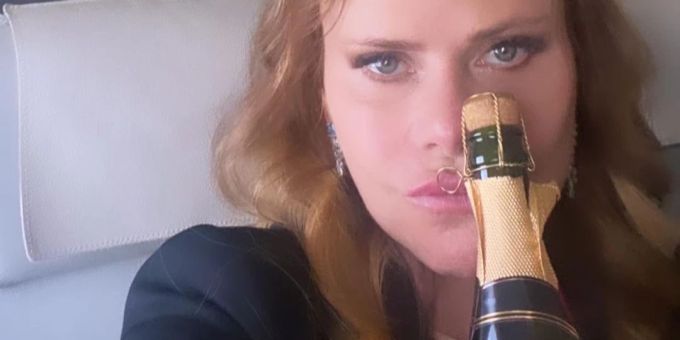 «Kein Champagner» - Luxus-Lady Irina Beller motzt über die Swiss