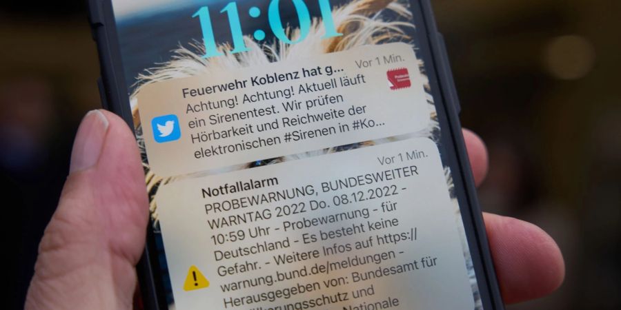 Bei Cell Broadcast erhalten Handys einen Warntext und es gibt einen lauten Ton. Das soll auf drohende Katastrophen hinweisen.