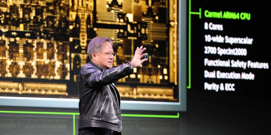Der Chef des Chipspezialisten Nvidia, Jensen Huang, zeigt auf der Technik-Messe CES einen Prototypen des Chips «Drive Xavier» für autonomes Fahren.