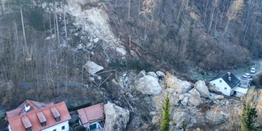 Blick auf die Unglücksstelle nach einem Felssturz. In Österreich sind zwei Arbeiter von Felsmassen begraben und getötet worden. Foto: Team Fotokerschi.At / Kerschbaum/APA/dpa