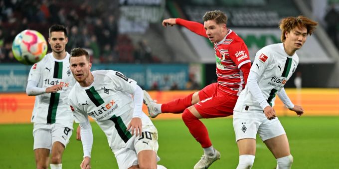 Gladbachs Nico Elvedi (2.v.l.) im Spiel der Bundesliga gegen den FC Augsburg. Nico Elvedi