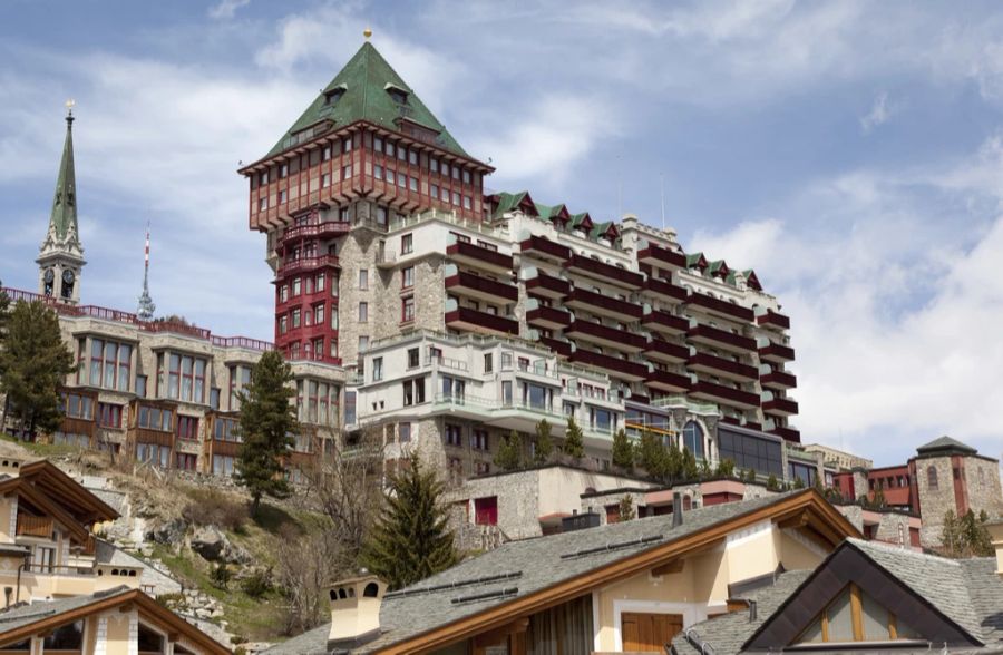 Trotz des Verdachts ersteigerte Nervis Villalobos eine Wohnung in St. Moritz in bester Lage: Das «Chesa a’l lej» befindet sich direkt unterhalb des Luxushotels Badrutt’s Palace.