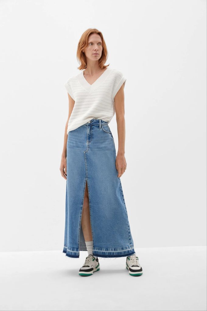 Es muss nicht immer der Mini sein: Maxi-Jeansröcke feiern derzeit ein Comeback. Hier ein Kombinationsbeispiel von s.Oliver (Jeansrock ca. 90 Euro). Mini Maxi Jeansrock Comeback