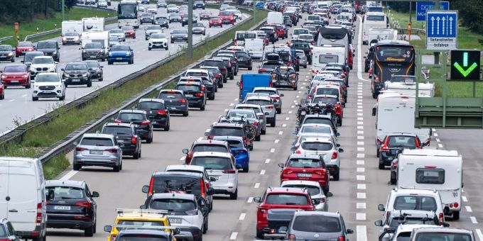 Die Gegner und Befürworter des Autobahnausbaus gaben im November mehr aus als budgetiert. (Archivbild) Autobahn