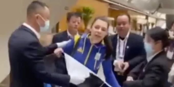 Fecht-WM in China - Ukrainerin darf Anti-Kriegs-Plakat nicht zeigen